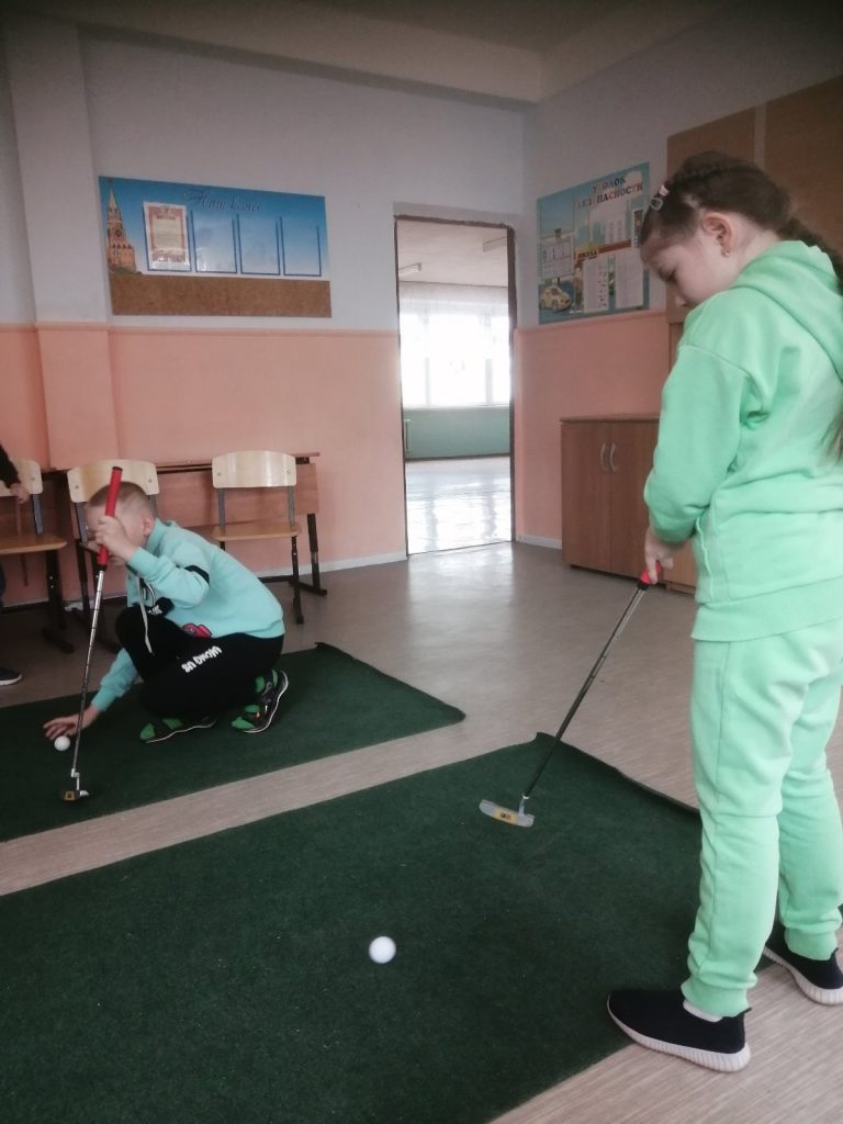 Увлекательная игра в мини-гольф