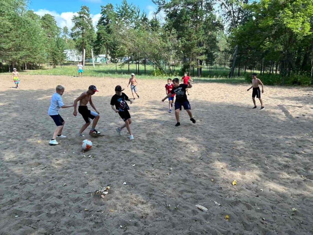 Соревнования по футболу и пионерболу в лагере Гранит!
