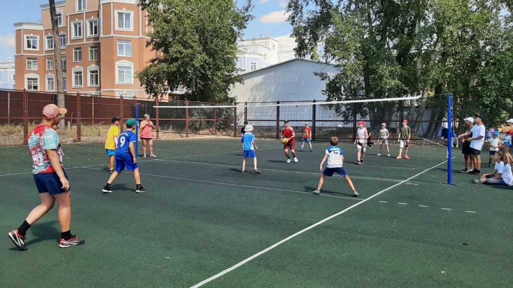 Соревнования по волейболу и пионерболу в загородном лагере Гранит