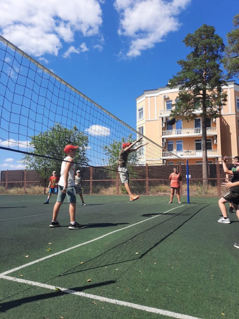 Соревнования по волейболу и пионерболу в загородном лагере Гранит